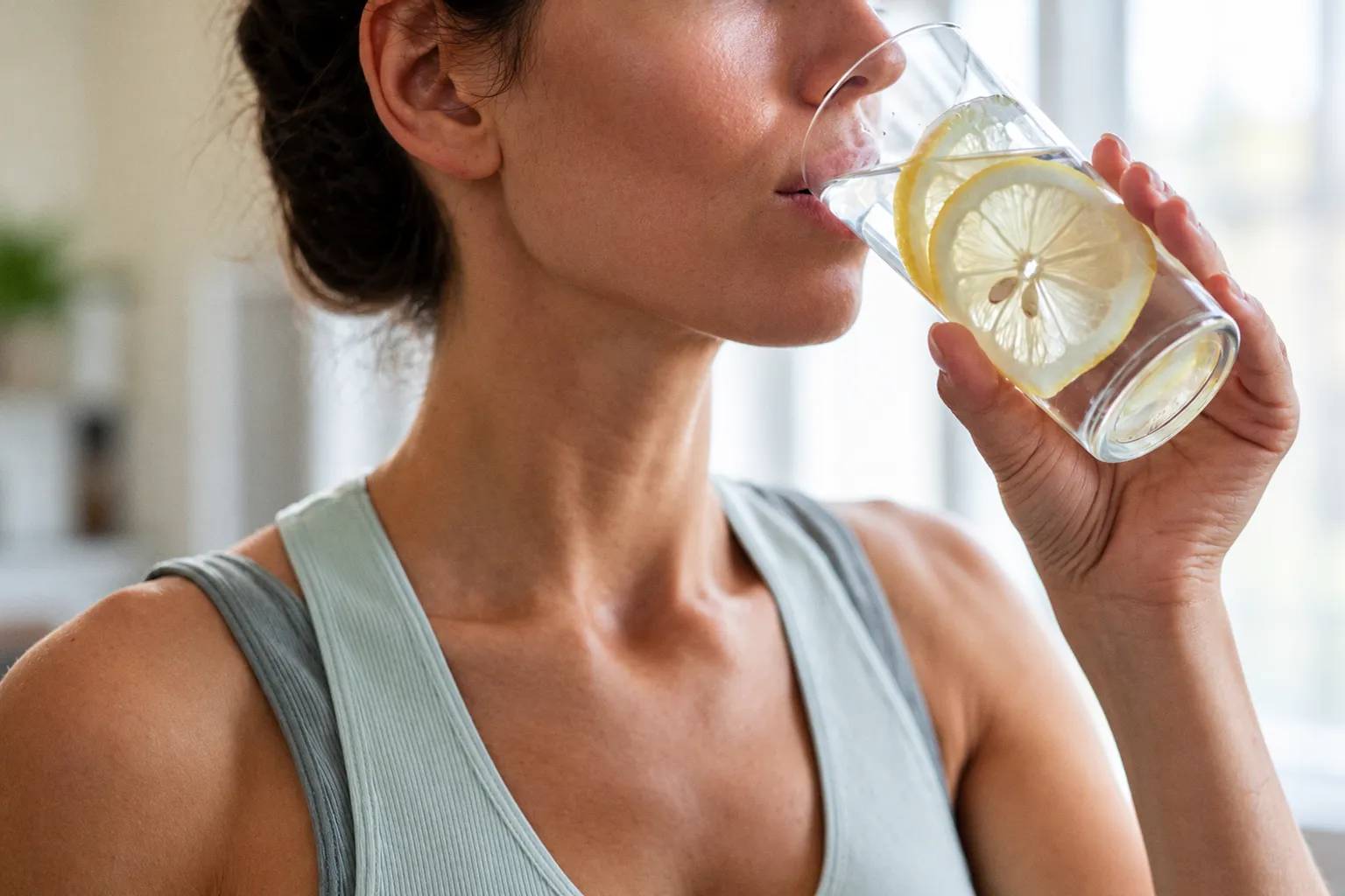 Eau citronnée du matin : quels risques réels pour vos dents ?